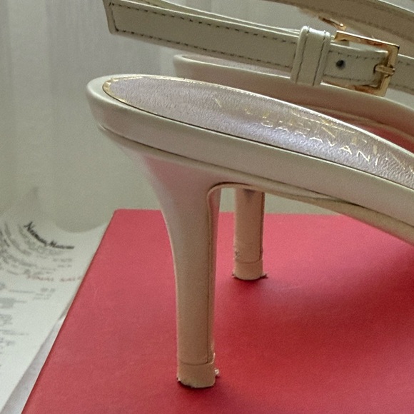 Valentino Women's Cream and Gold Pointed Heels - Picture 8 of 17